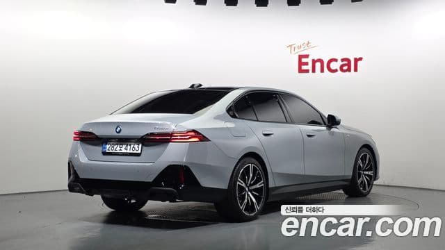 BMW 5 Series (G60) 2