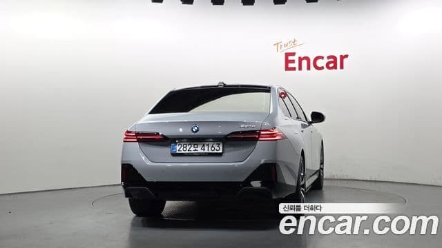 BMW 5 Series (G60) 4