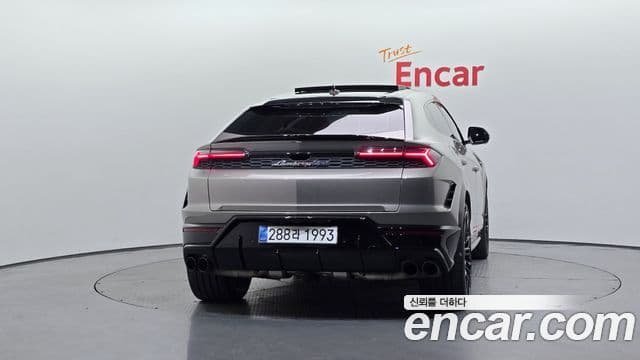 Lamborghini Urus 4