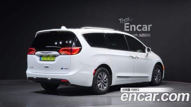 Chrysler Pacifica 2