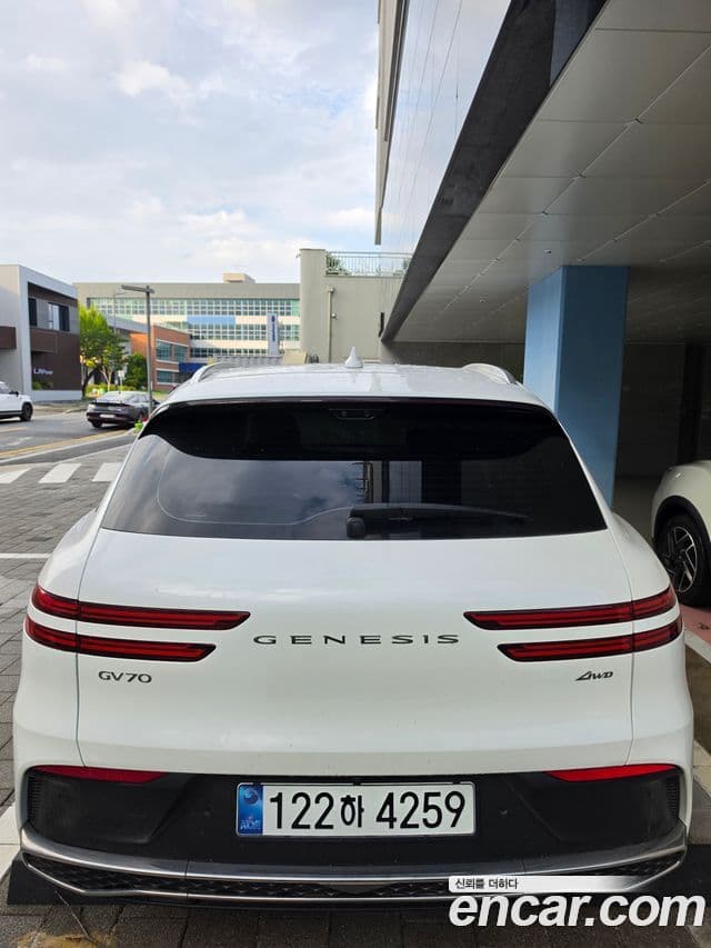 Genesis GV70 3