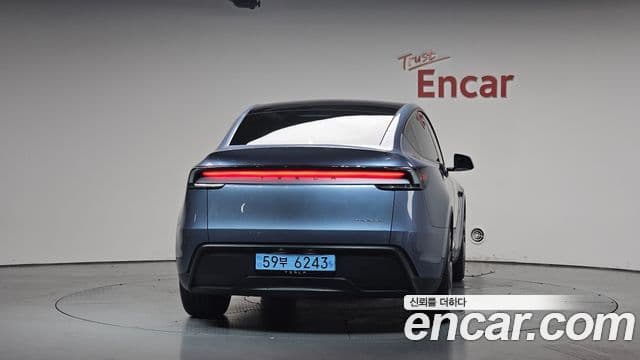 Tesla Model Y 4