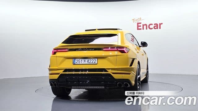 Lamborghini Urus 4