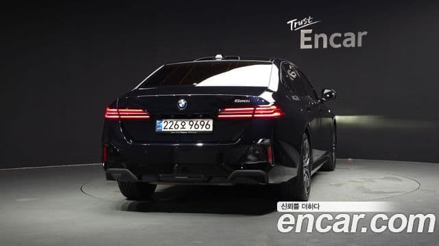 BMW 5 Series (G60) 4