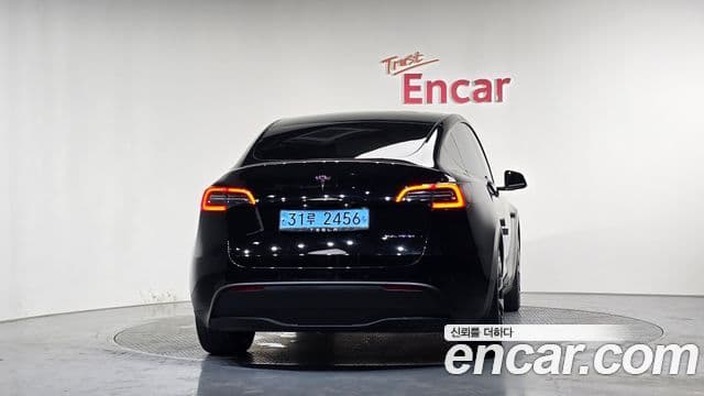 Tesla Model Y 4