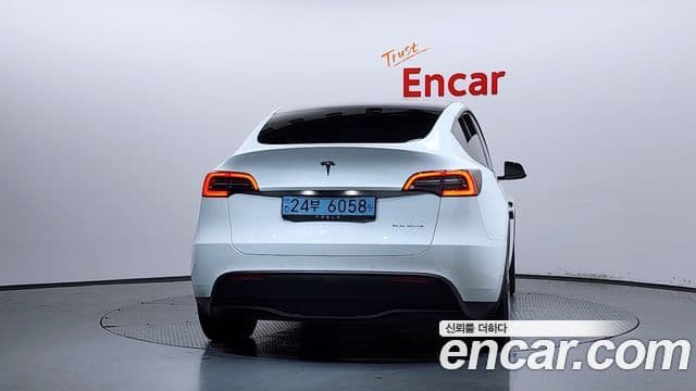 Tesla Model Y 4