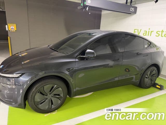 Tesla Model Y 4