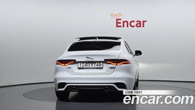 Jaguar XE 4