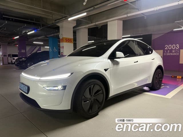 Tesla Model Y 4