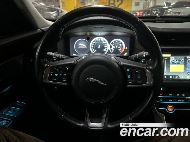 Jaguar XF (X260) 4