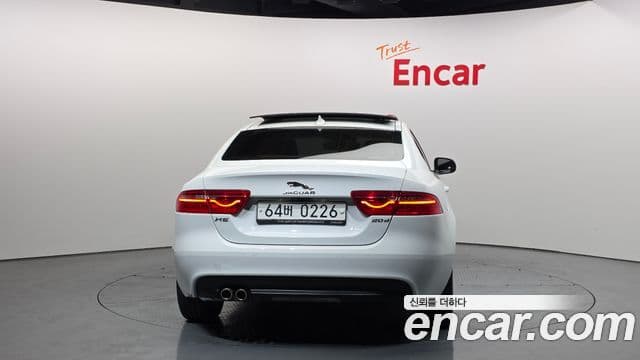 Jaguar XE 3