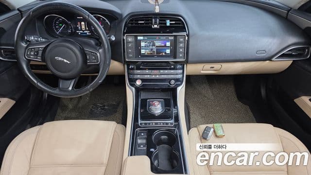 Jaguar XE 4