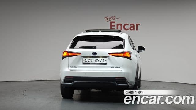 Lexus NX300h 3