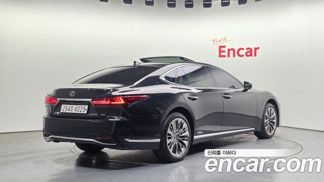 Lexus LS500h 5th Gen 2