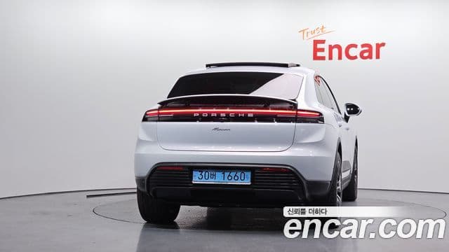Porsche Macan EV 4