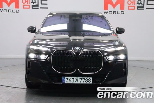 BMW 7 Series (G70) 2