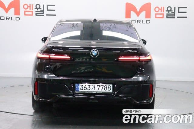 BMW 7 Series (G70) 3