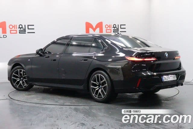 BMW 7 Series (G70) 4