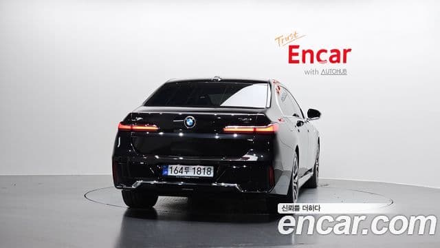BMW 7 Series (G70) 3