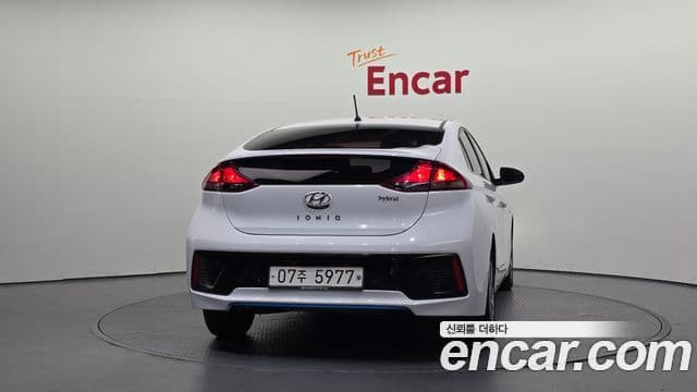 Hyundai Ioniq Hybrid 3