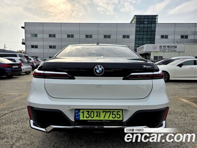 BMW 7 Series (G70) 2