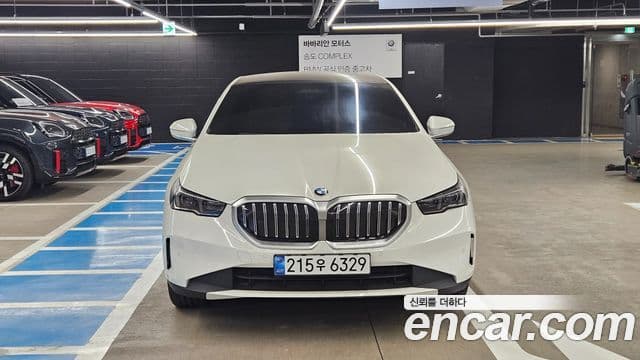 BMW 5 Series (G60) 3
