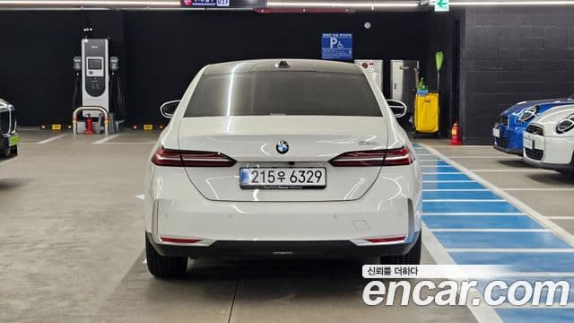 BMW 5 Series (G60) 4