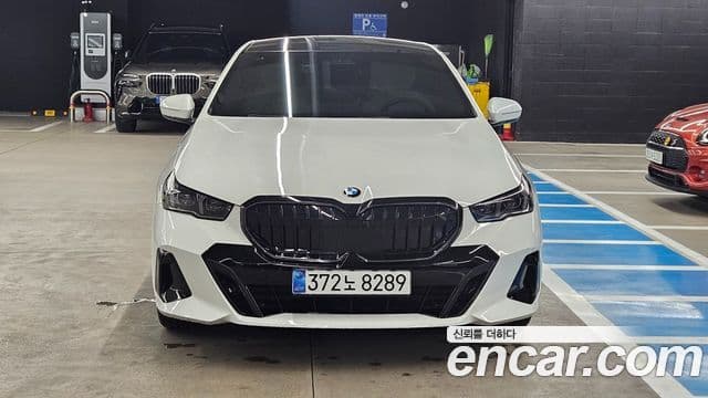 BMW 5 Series (G60) 3