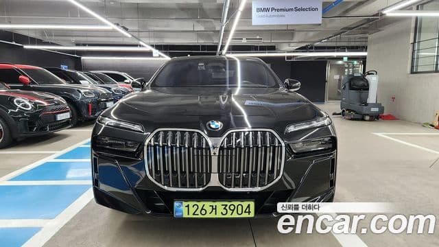 BMW 7 Series (G70) 3