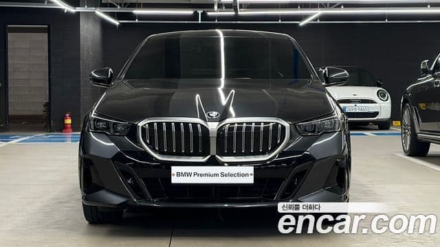 BMW 5 Series (G60) 3