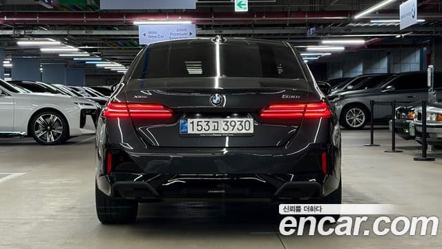 BMW 5 Series (G60) 4