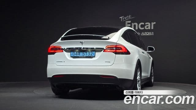 Tesla Model X 4