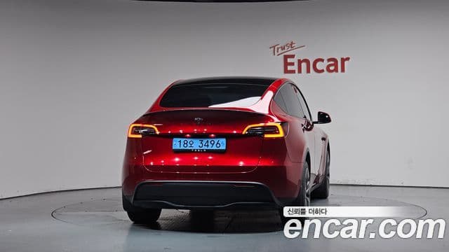 Tesla Model Y 4