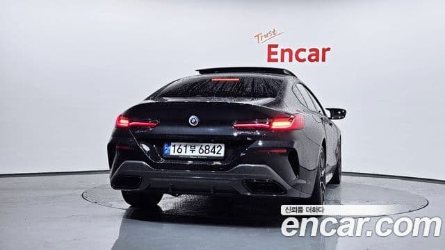 BMW 8 Series (G15) 4