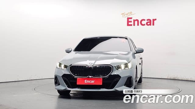 BMW 5 Series (G60) 3
