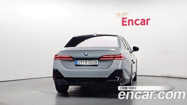 BMW 5 Series (G60) 4