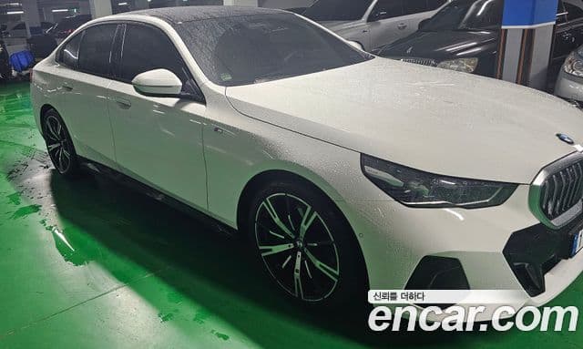 BMW 5 Series (G60) 1