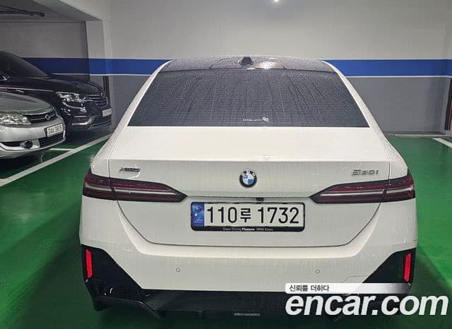 BMW 5 Series (G60) 4