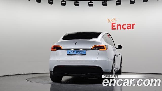 Tesla Model Y 4