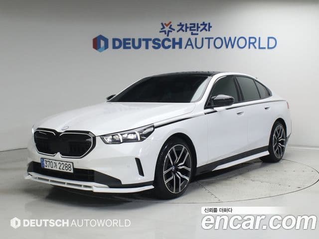 BMW 5 Series (G60) 1