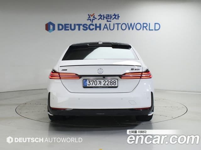 BMW 5 Series (G60) 4