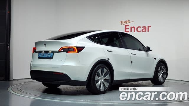 Tesla Model Y 2