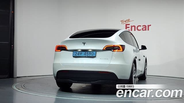 Tesla Model Y 4