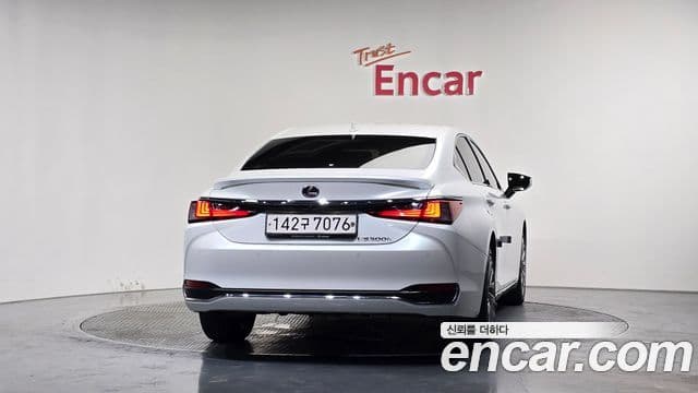 Lexus ES300h 7th Gen 4