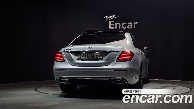 Mercedes-Benz E-Class W213 4