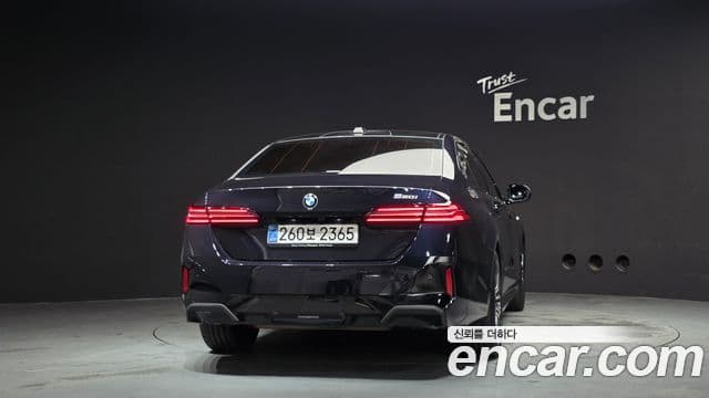 BMW 5 Series (G60) 4