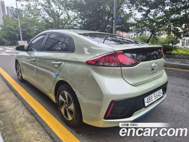 Hyundai Ioniq Hybrid 3