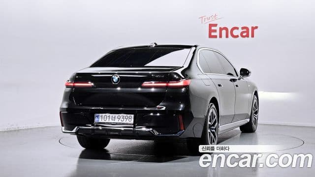 BMW 7 Series (G70) 2