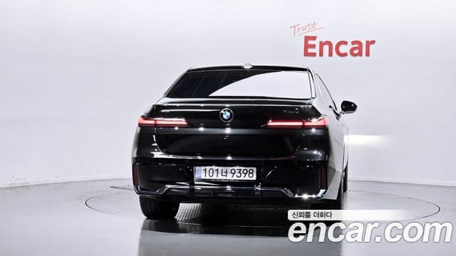 BMW 7 Series (G70) 4