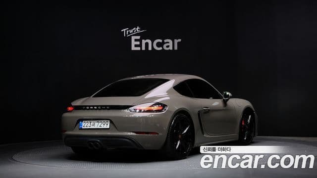Porsche 718 Cayman 2